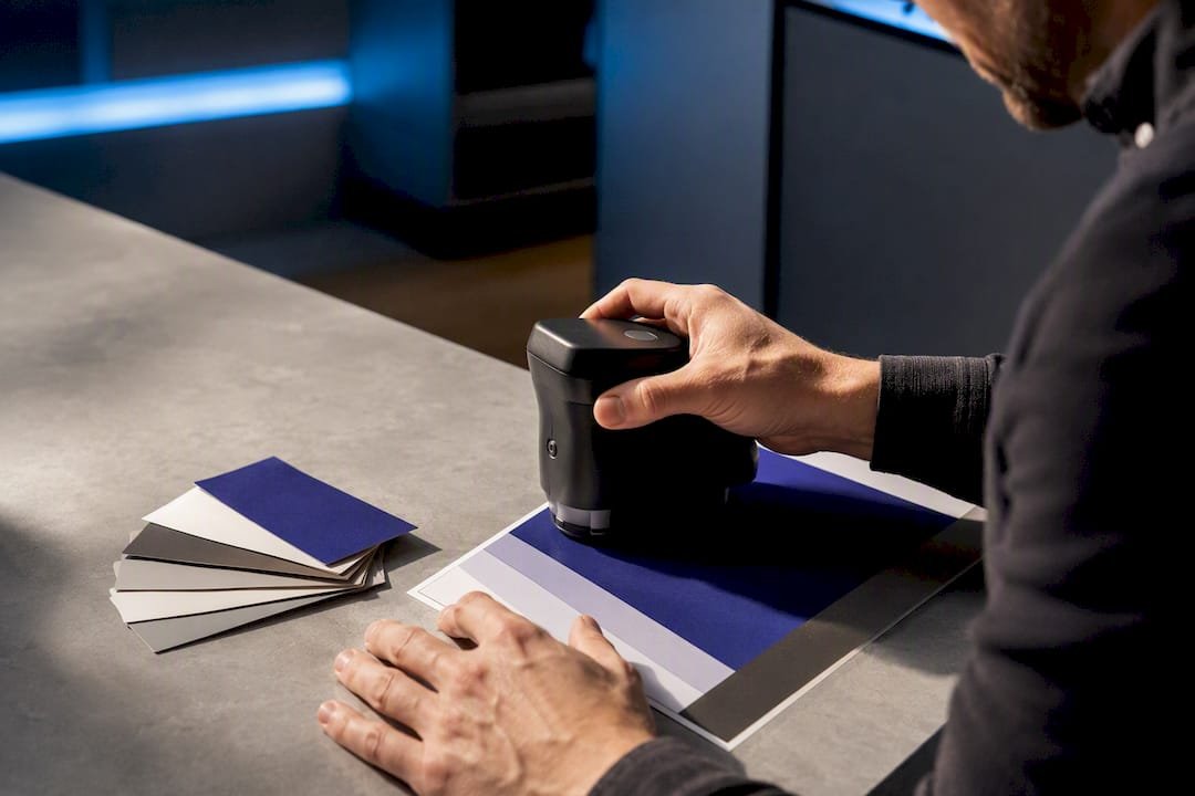 Spectrophotometer measuring printed color samples