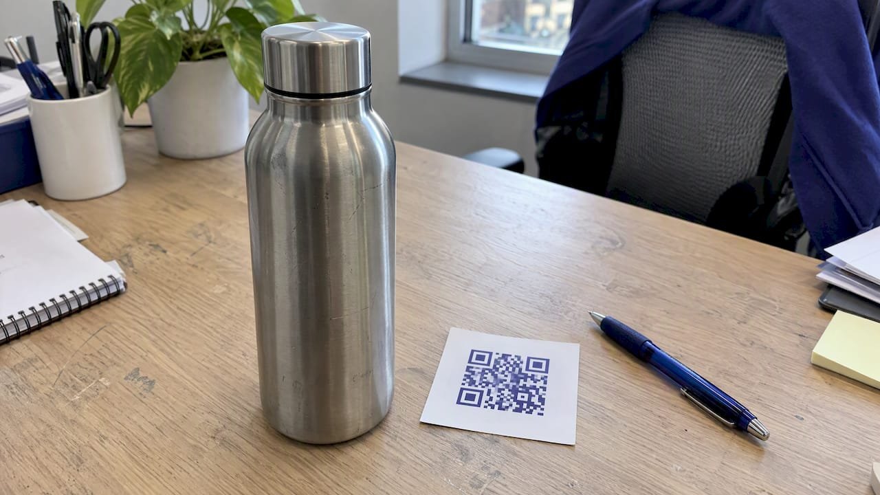 QR insert placed separately beside stainless bottle
